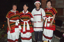 シャシェメネ・オロモの民族衣装を贈られました。