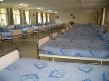 清潔なベッドが、国内各地からの子供達を迎えます